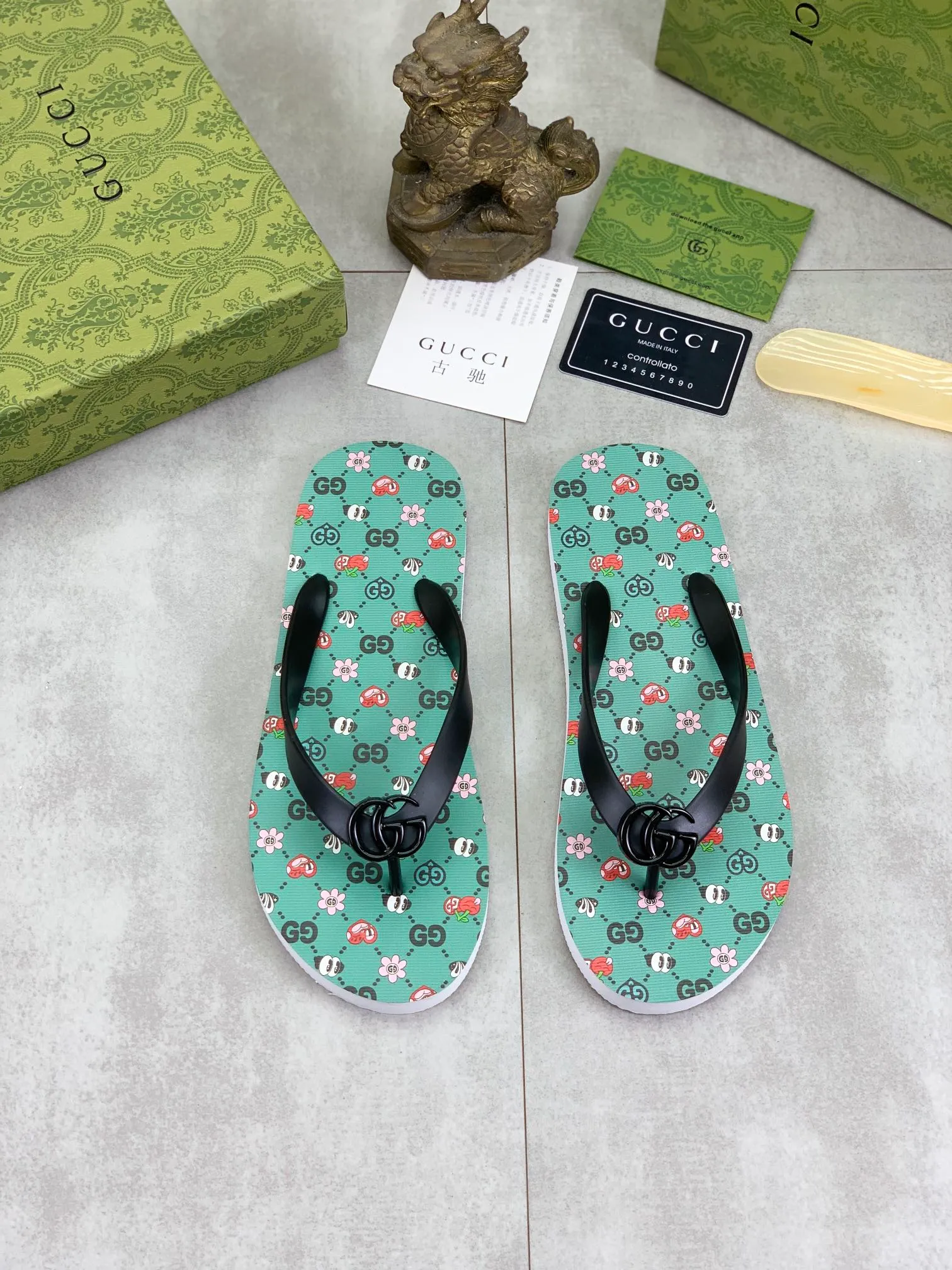 Men's men's shoes 💰P220💰【New style】🆘【GUCCI】Official website's popular Gucci adult couple 🧑‍🤝‍🧑 style, children's flip-flops are on sale at the counter simultaneously! Original fabric imported from Italy. Original bottom provided by the original factory. Size: Adult 36-45. Children’s size: 30-37. Multiple colors available.